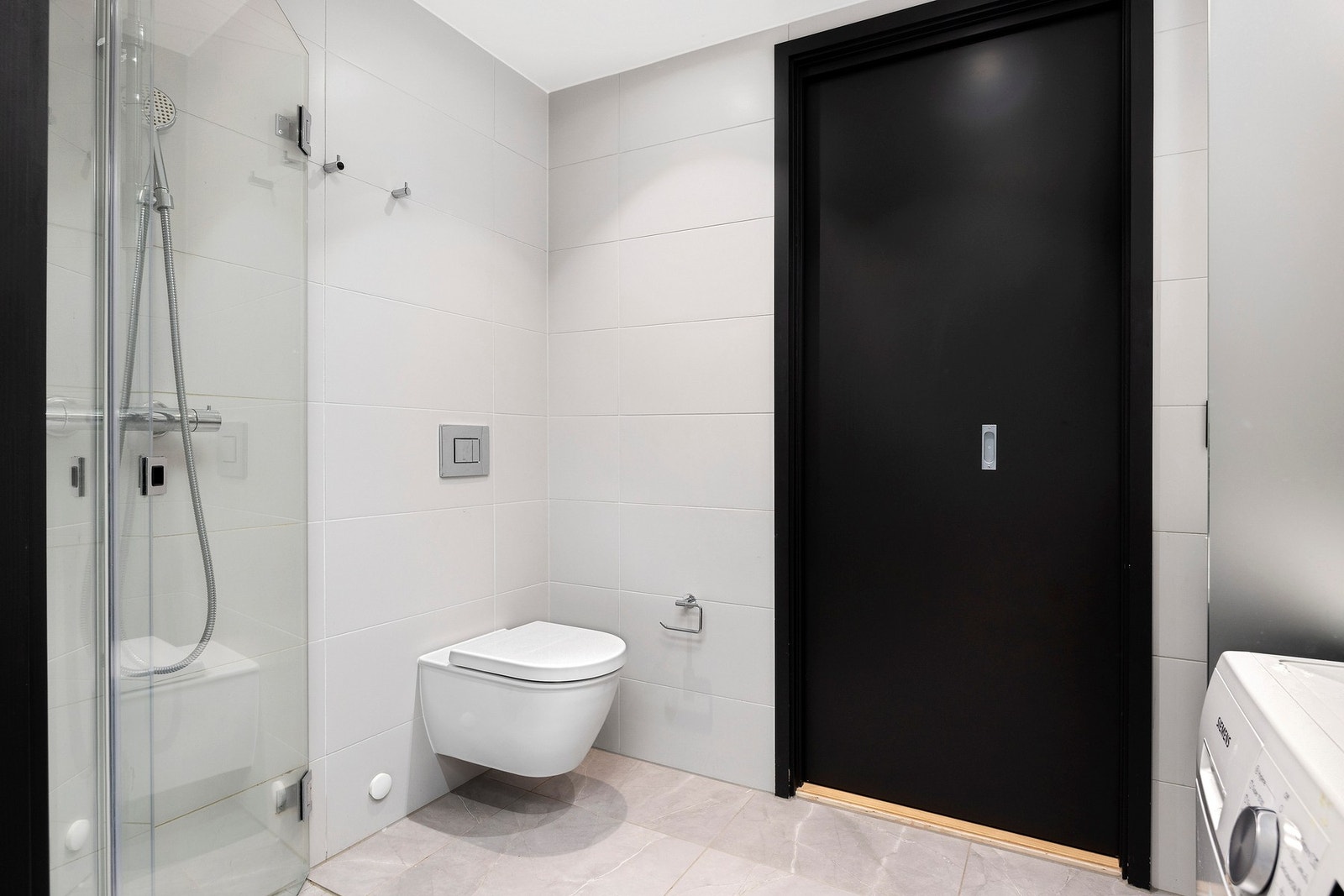 Badet har adkomst fra både gang og soverom Galleribilde