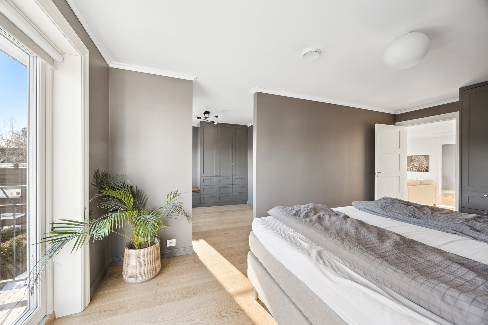 Det er egen walk-in-closet på hovedsoverommet. Galleribilde