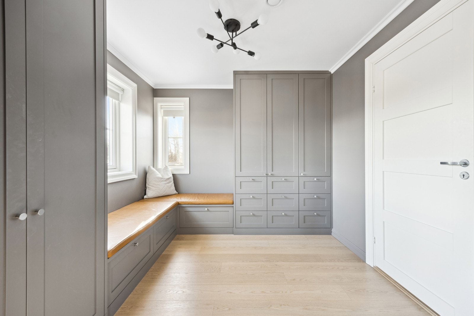 Walk-in-closet med en hyggelig sitteplass om du vil trekke deg tilbake med en kopp te. Galleribilde