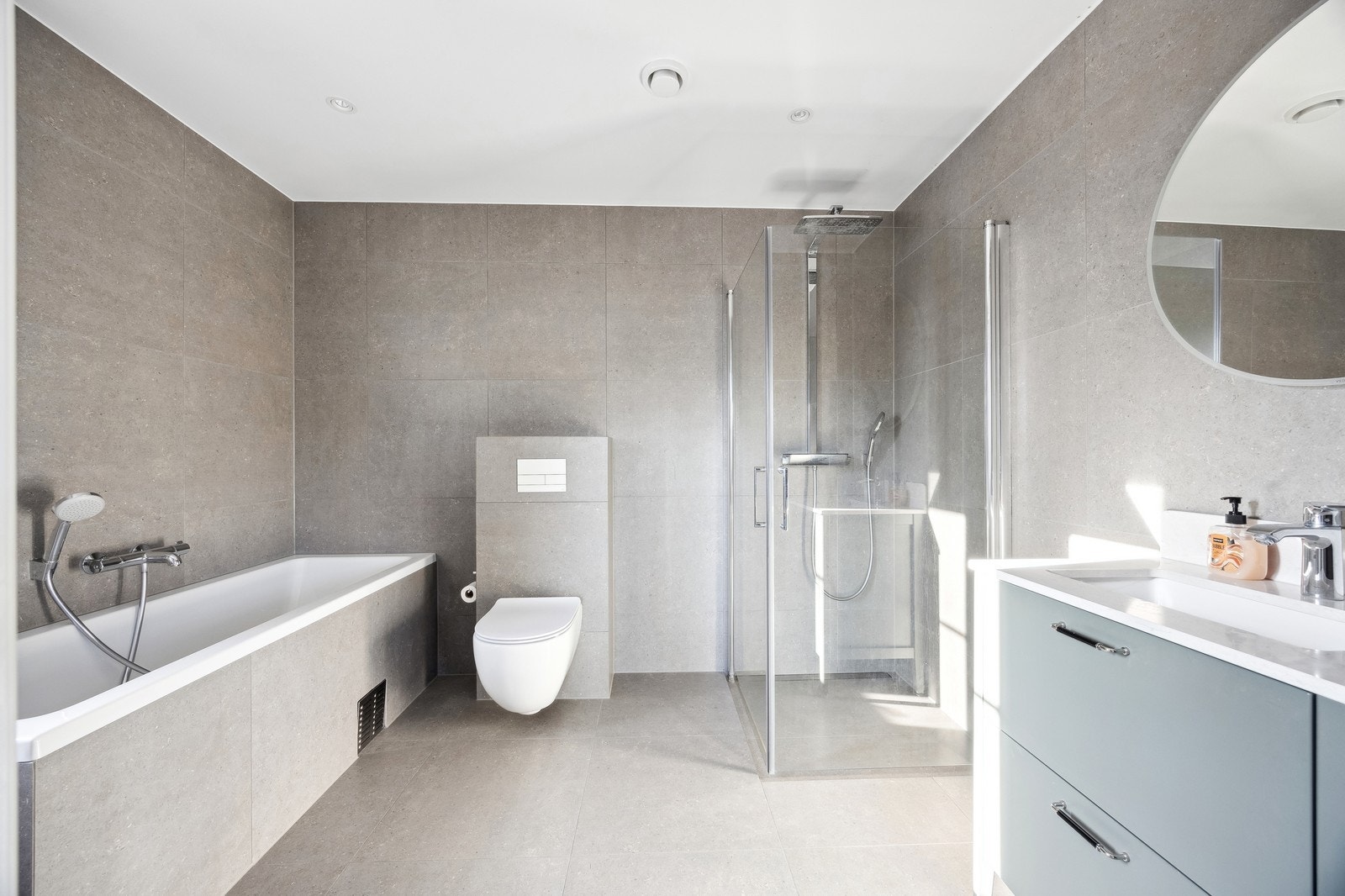 Badet i tilknyttning til hovedsoverommet med badekar, toalett, dusj og servant. Galleribilde