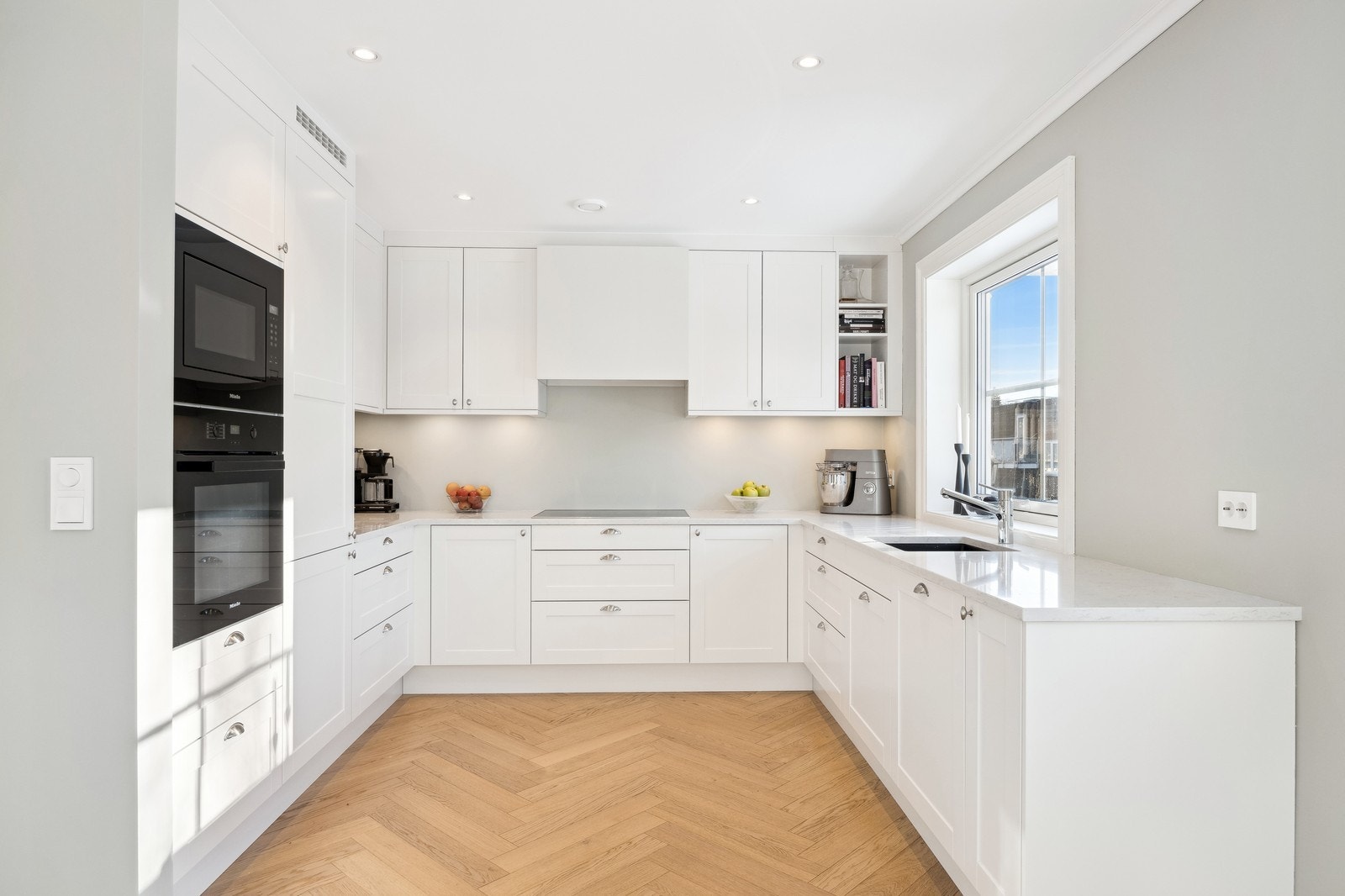 Lekkert kjøkken fra Sigdal, Silestone benkeplate og integrerte kvalitetshvitevarer fra Miele. Galleribilde