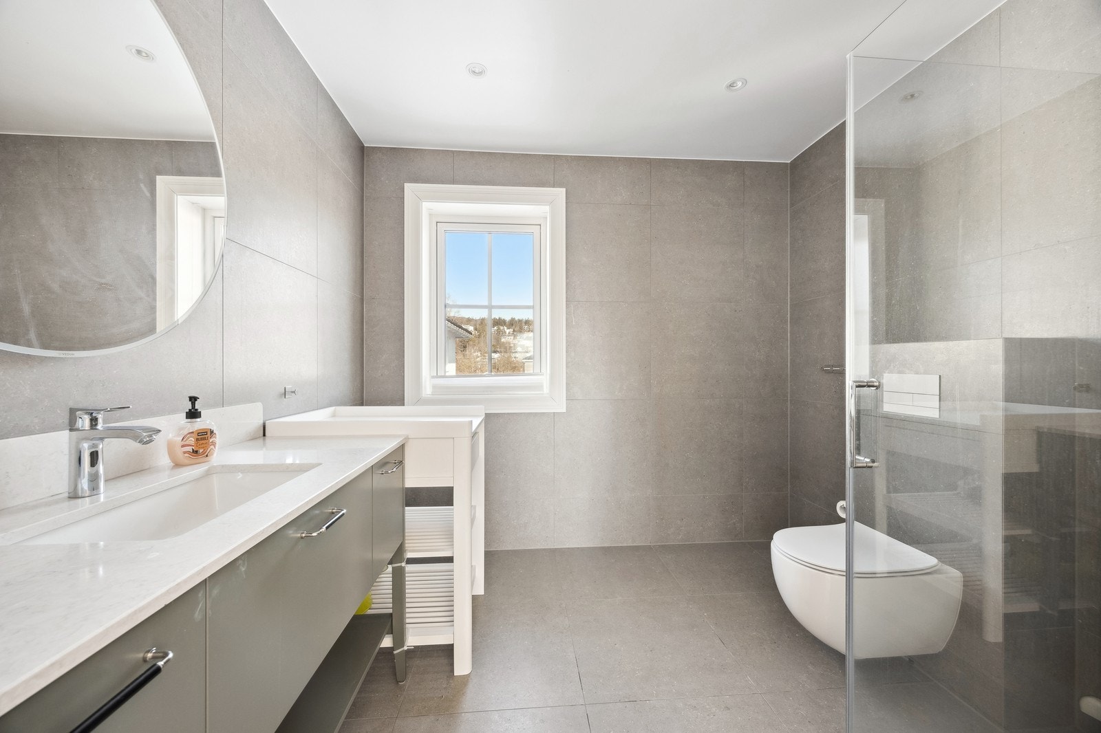 Badet i 2 etg. med servant, dusj og toalett. Galleribilde