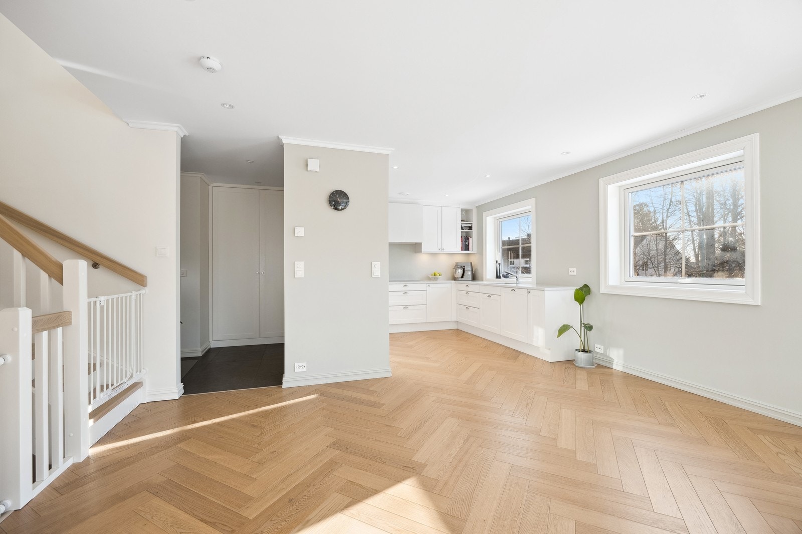 Stor stue med plass til spisestue og salong. Galleribilde