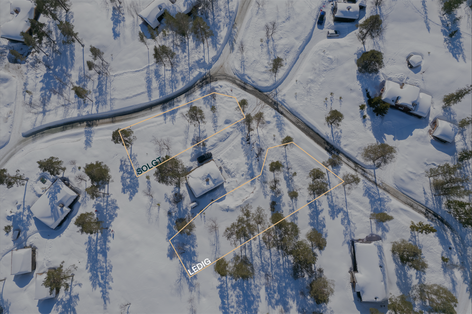 Skissert grense for tomten som er til salgs (og den som er solgt). Denne skissen er ikke nøyaktig og er kun for illustrativ formål. Areal på tomta som selges er på 854.4 m² iht. Norkart. Galleribilde