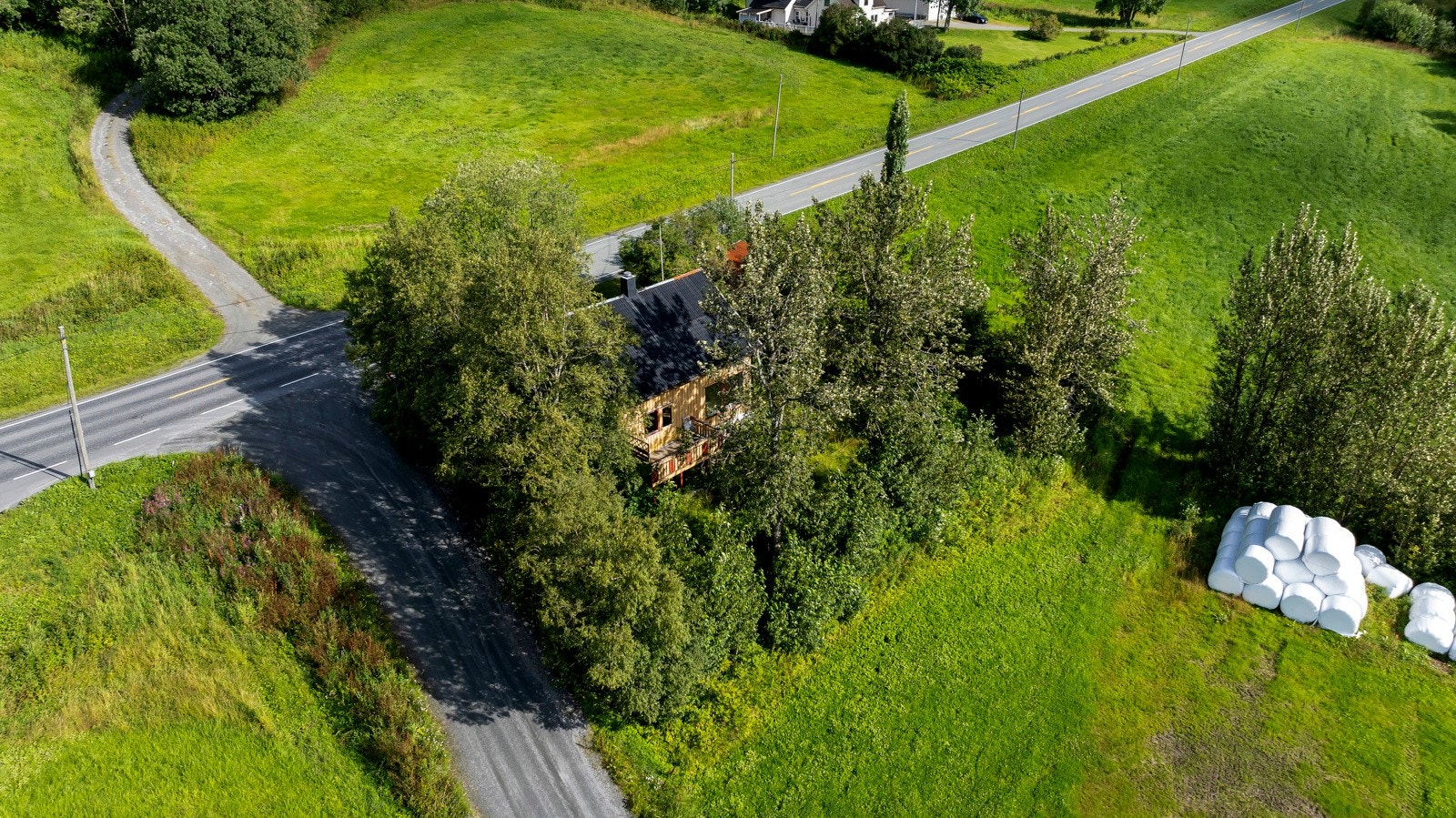 Boligen strekker seg over to romslige etasjer samt kjeller med gode muligheter Galleribilde