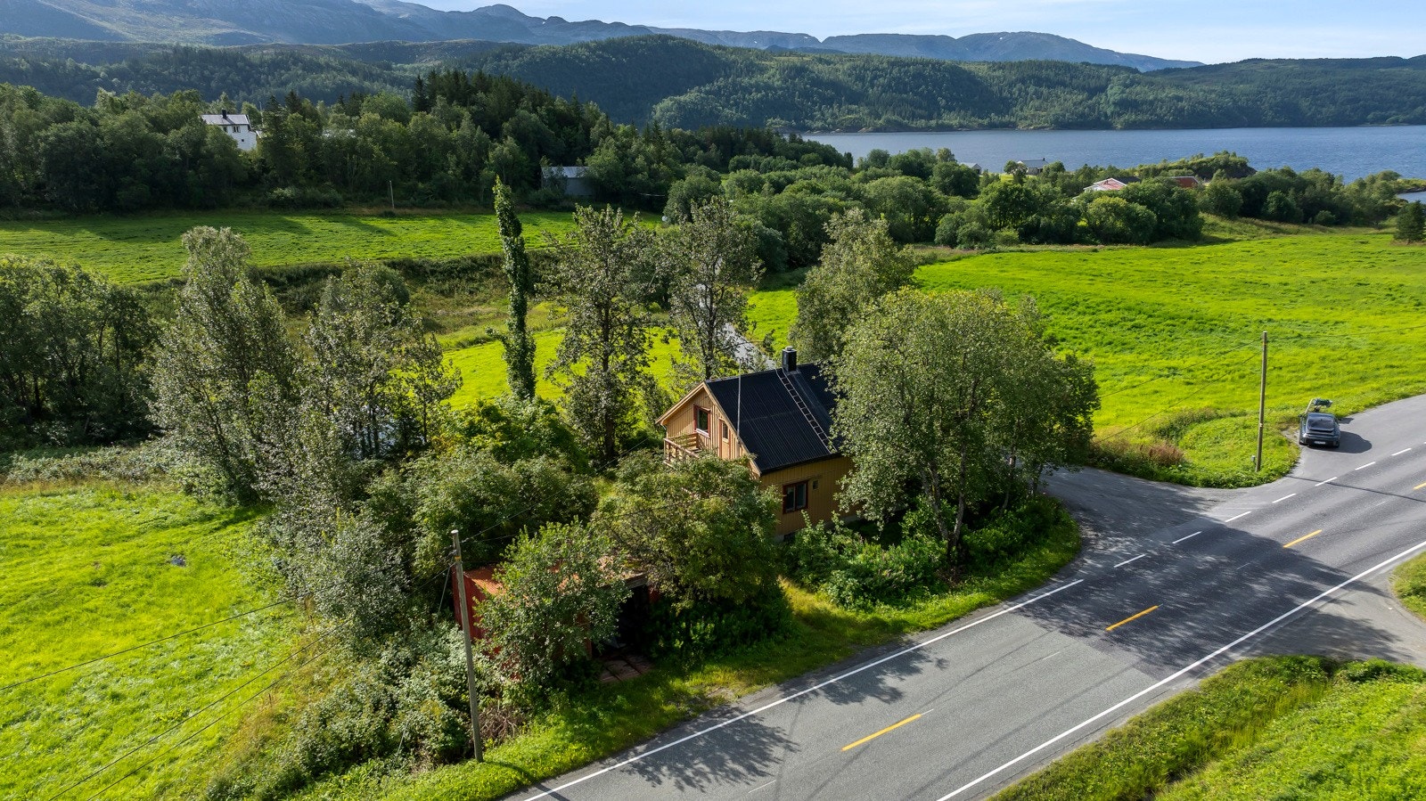 EIE eiendomsmegling har gleden av å presenter Leirfjordveien 383 - En enebolig med stort potensiale Galleribilde