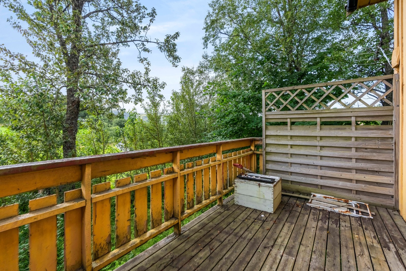Fra stuen har du direkte utgang til solrik terrasse som rommer plass til hyggelig sittegruppe og grill Galleribilde