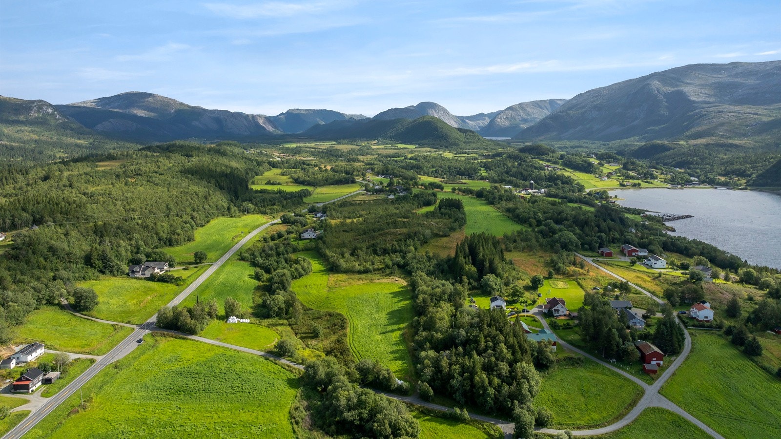 Kort vei til Sandnessjøen som byr på flere gode servicetilbud Galleribilde