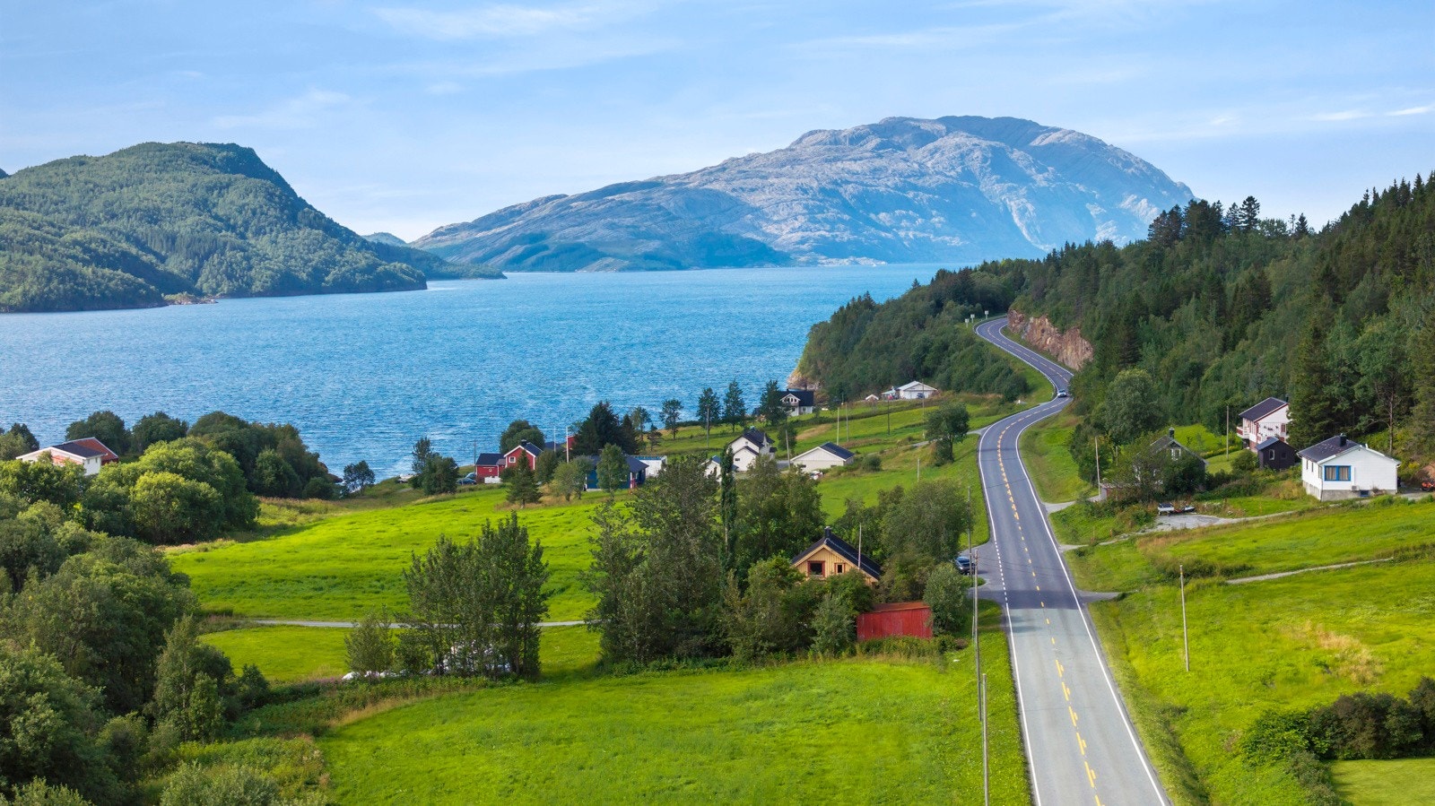 Boligen ligger flott til med nærhet til både fjord og fjell Galleribilde