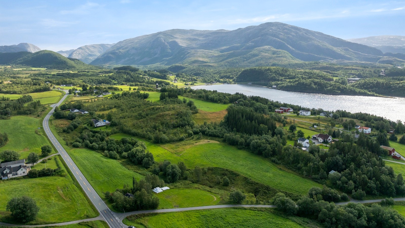 Utsikt over vakker natur som både fjord og fjell Galleribilde