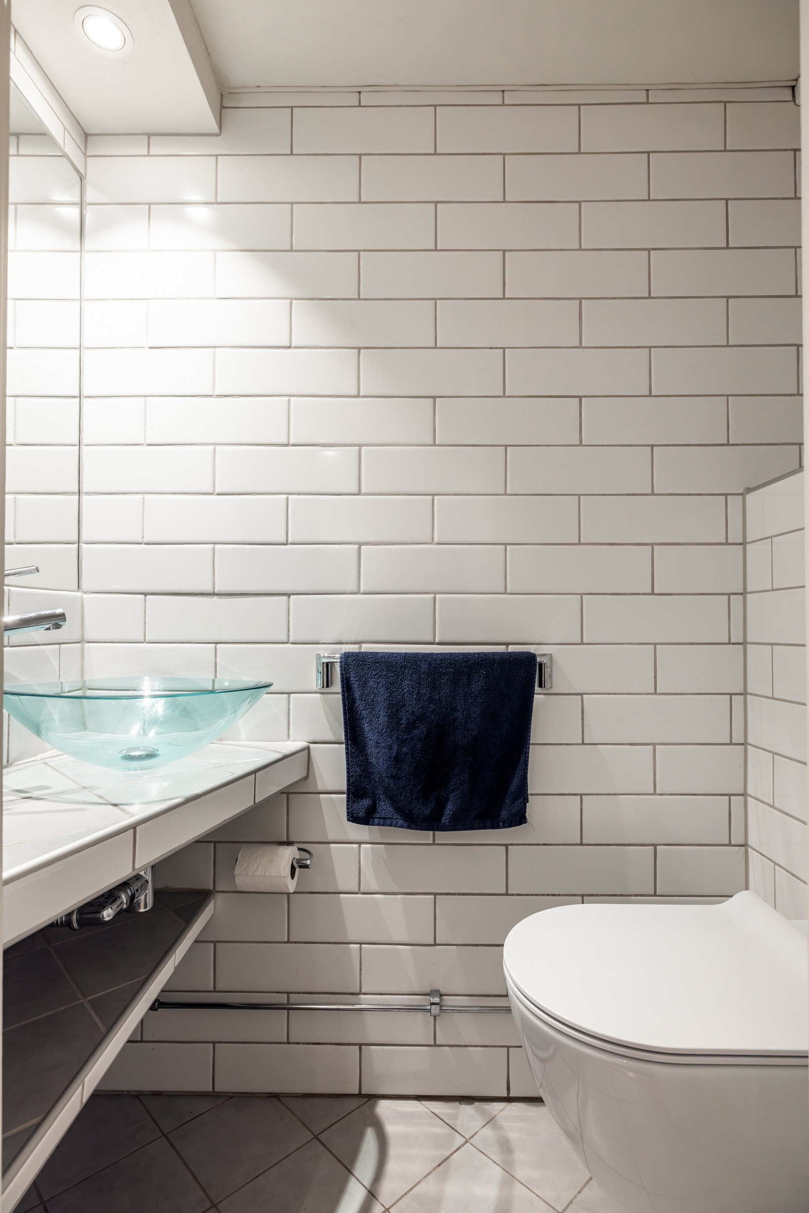 Separat wc med vegghengt toalett. Galleribilde