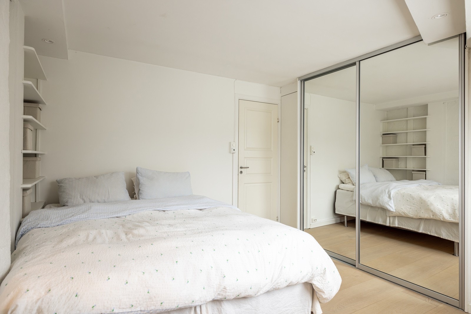 Soverom med skyvedørsgarderobe. Galleribilde