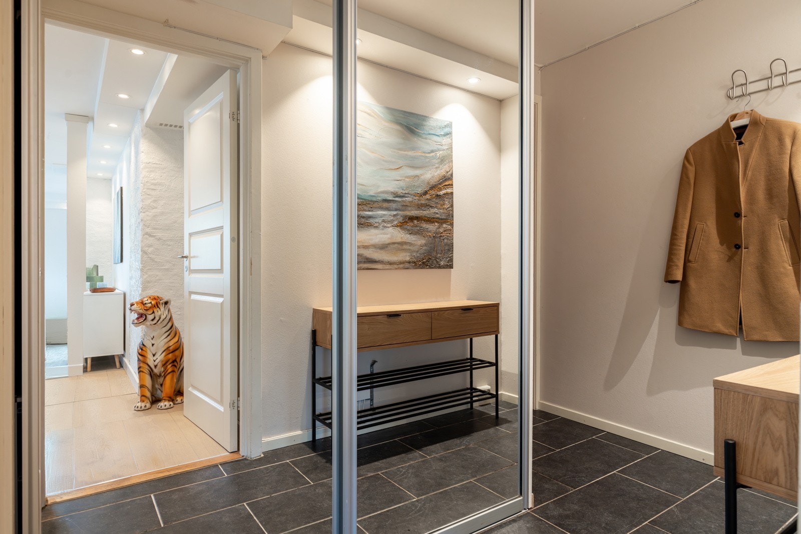 Skyvedørsgarderobe med god oppbevaringsplass. Galleribilde