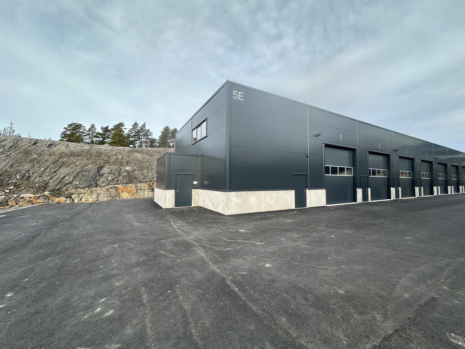 Stor kjøreport på (hxB) = 430 x 400 cm. Betongbrysning ca. 1 meter opp fra asfalt. Galleribilde