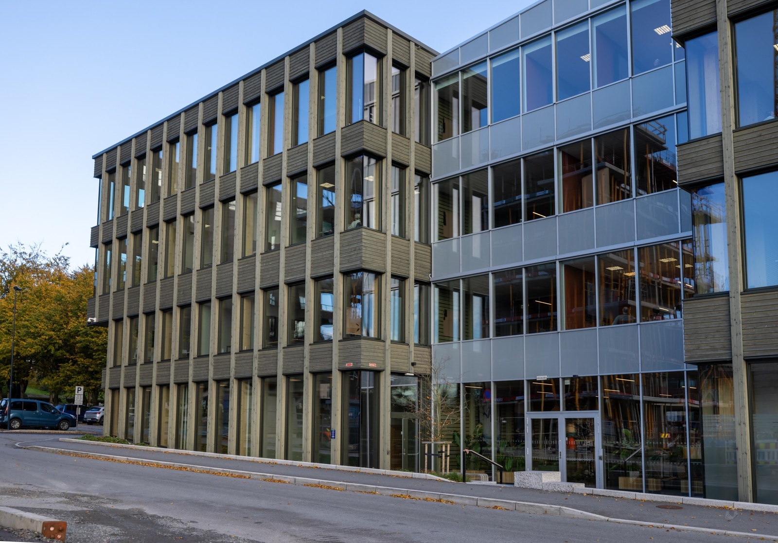 Seksjon til salgs er 1. og 2. etg til venstre Galleribilde
