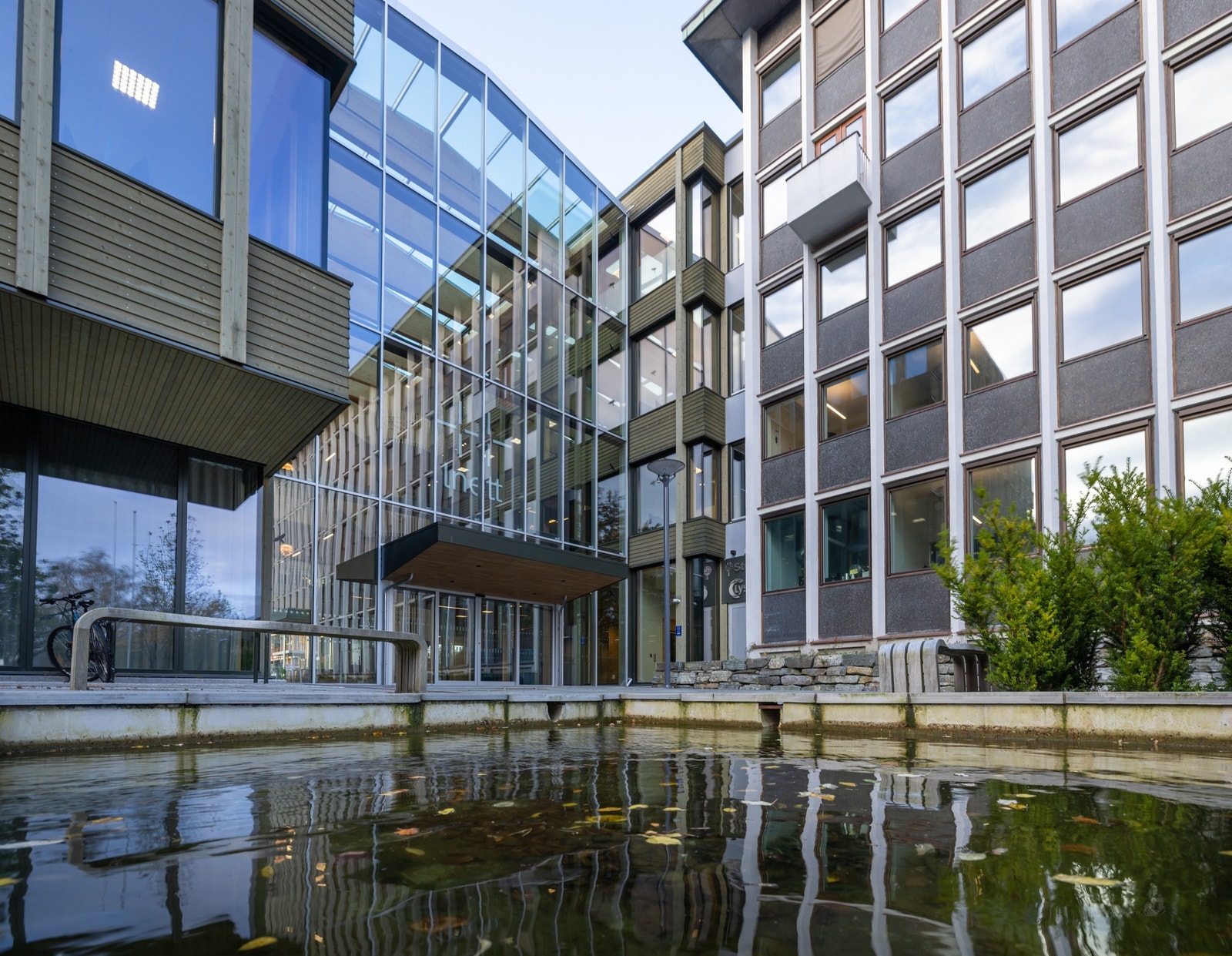 Ved hovedinngang Galleribilde