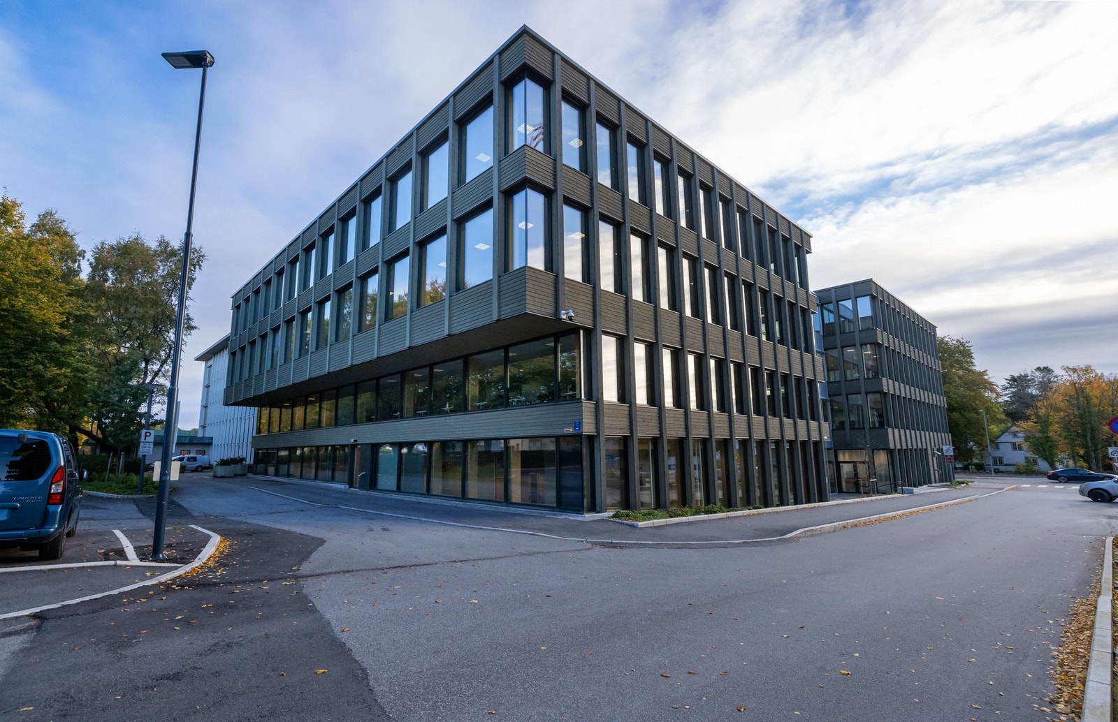 Seksjon til salgs er 1. og 2. etg midt i bildet. Galleribilde
