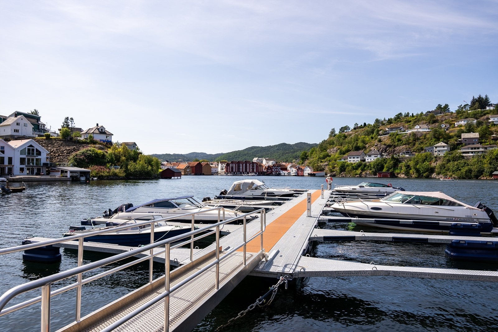 Flytebryggeanlegg med badeplass ytterst. Mulighet for kjøp av båtplass. Galleribilde
