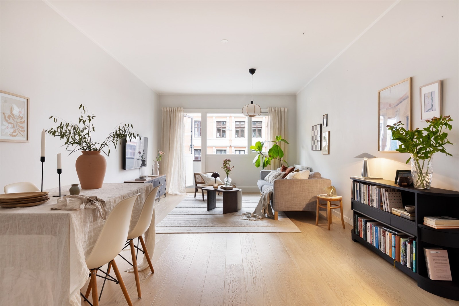 Leiligheten oppleves svært lys og romslig grunnet store vindusflater og god takhøyde på 2,65 meter i stuen. Galleribilde