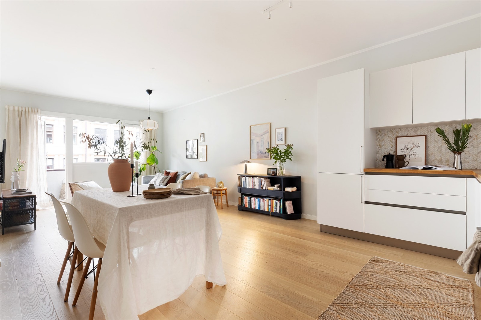 Boligen ble pusset opp i 2021 med bl. a. nye/oppgraderte overflater, kjøkkeninnredning, overflater bad mm. Galleribilde