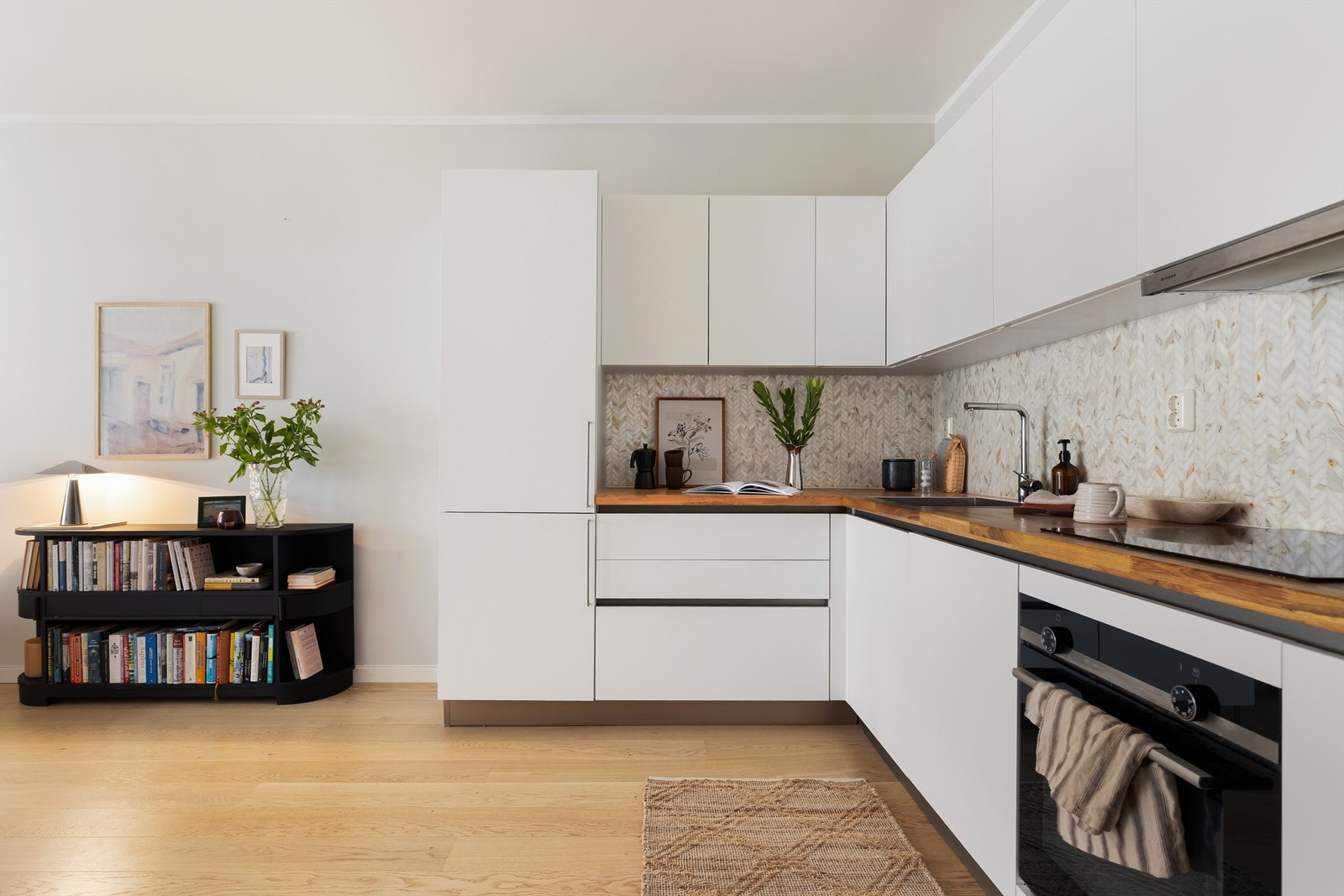 Ny kjøkkeninnredning fra 2021 med integrerte hvitevarer. Galleribilde