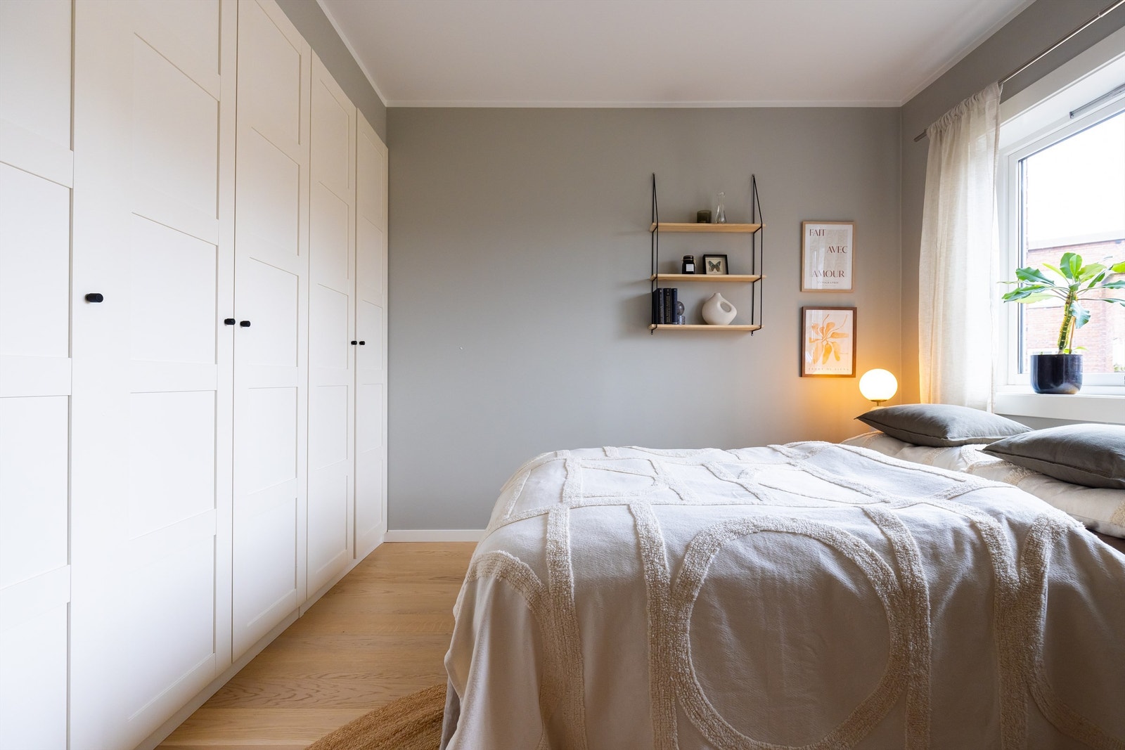 Romslig garderobe. Galleribilde