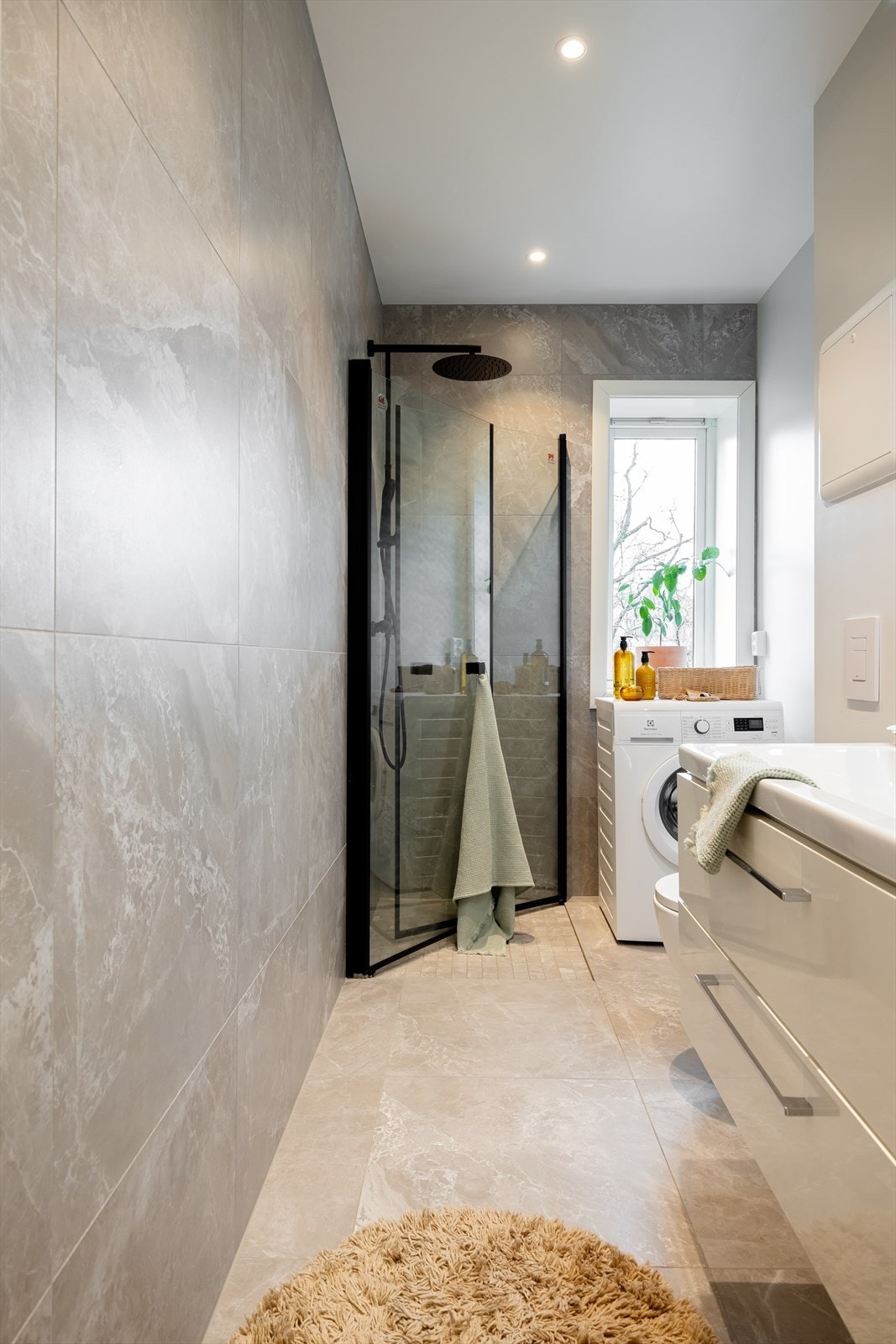 Badet er lyst og romslig med god takhøyde! Galleribilde