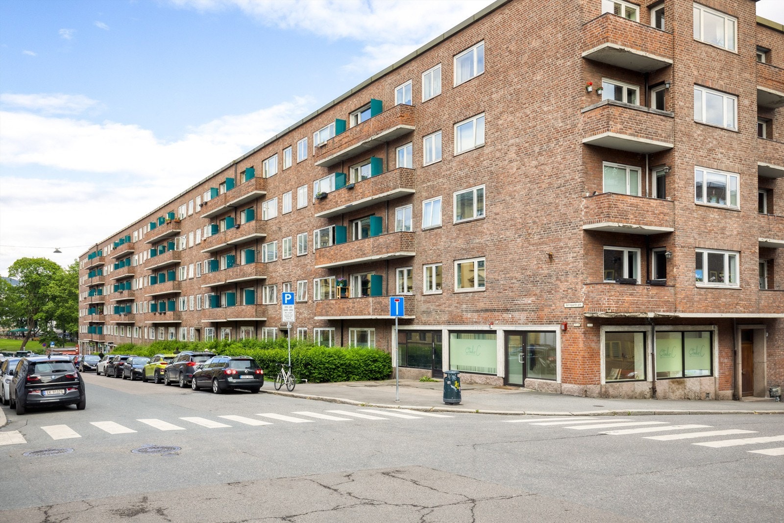 Eiendommen er seksjonert, og leiligheten er tilknyttet Gamle Aker Boligsameie I og II. Sameiet består av 339 leiligheter. Galleribilde