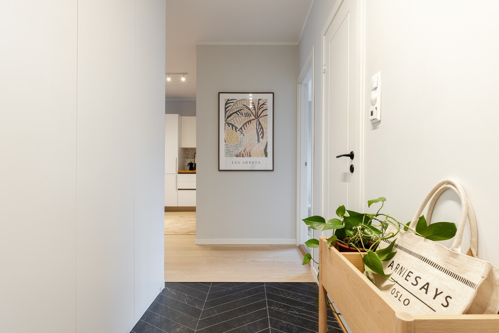 Flislagt entré. Galleribilde