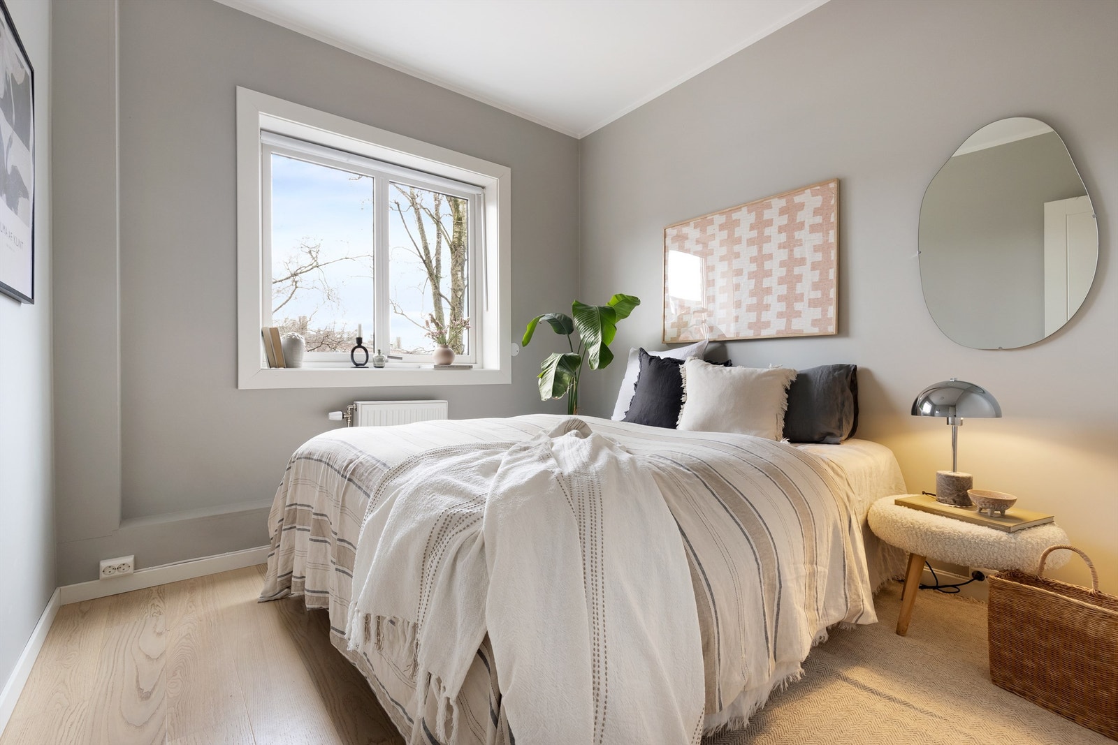 Begge soverommene har utsikt mot rolig bakgård. Galleribilde