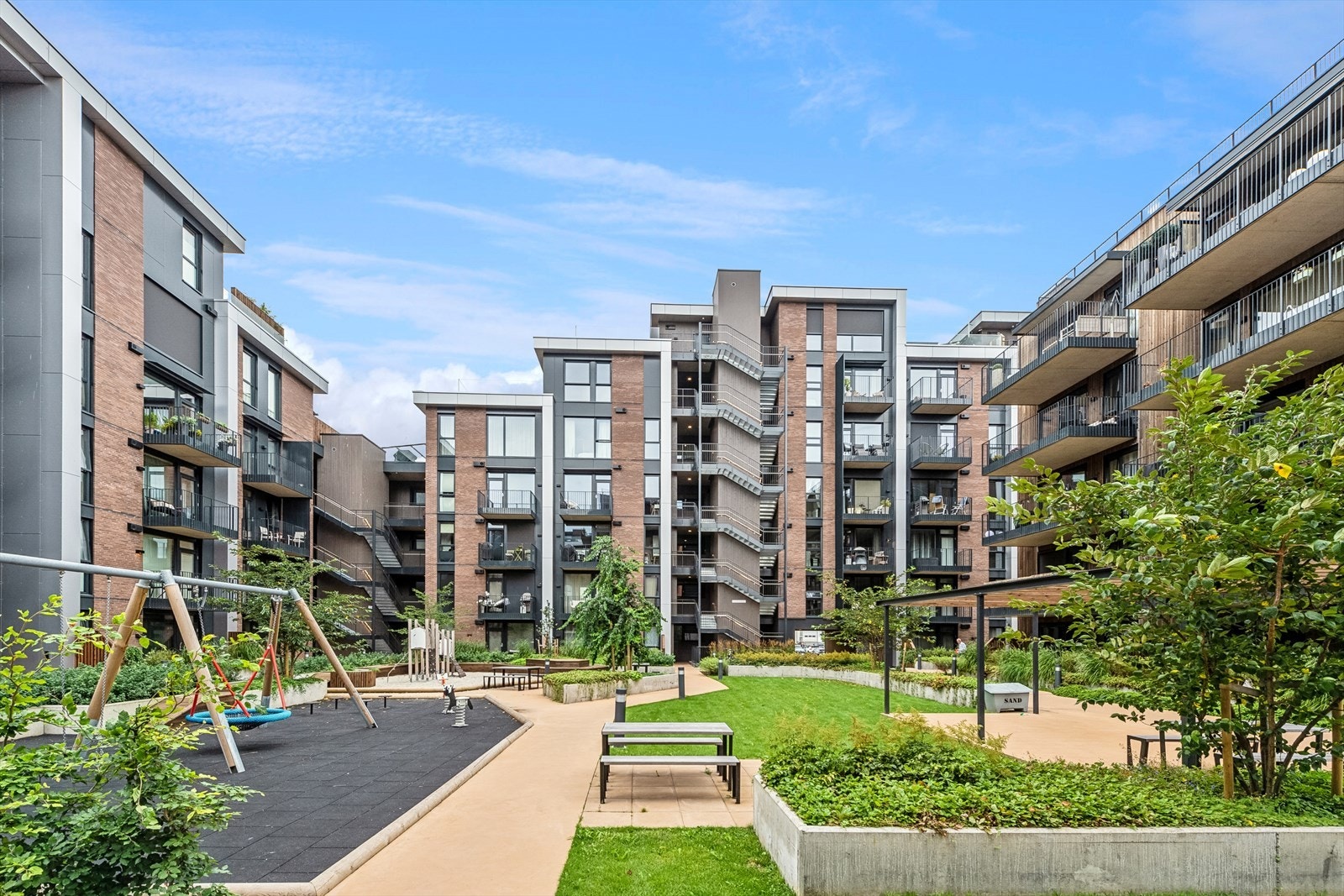 Fellesområdet/atriumet på sommerstid Galleribilde