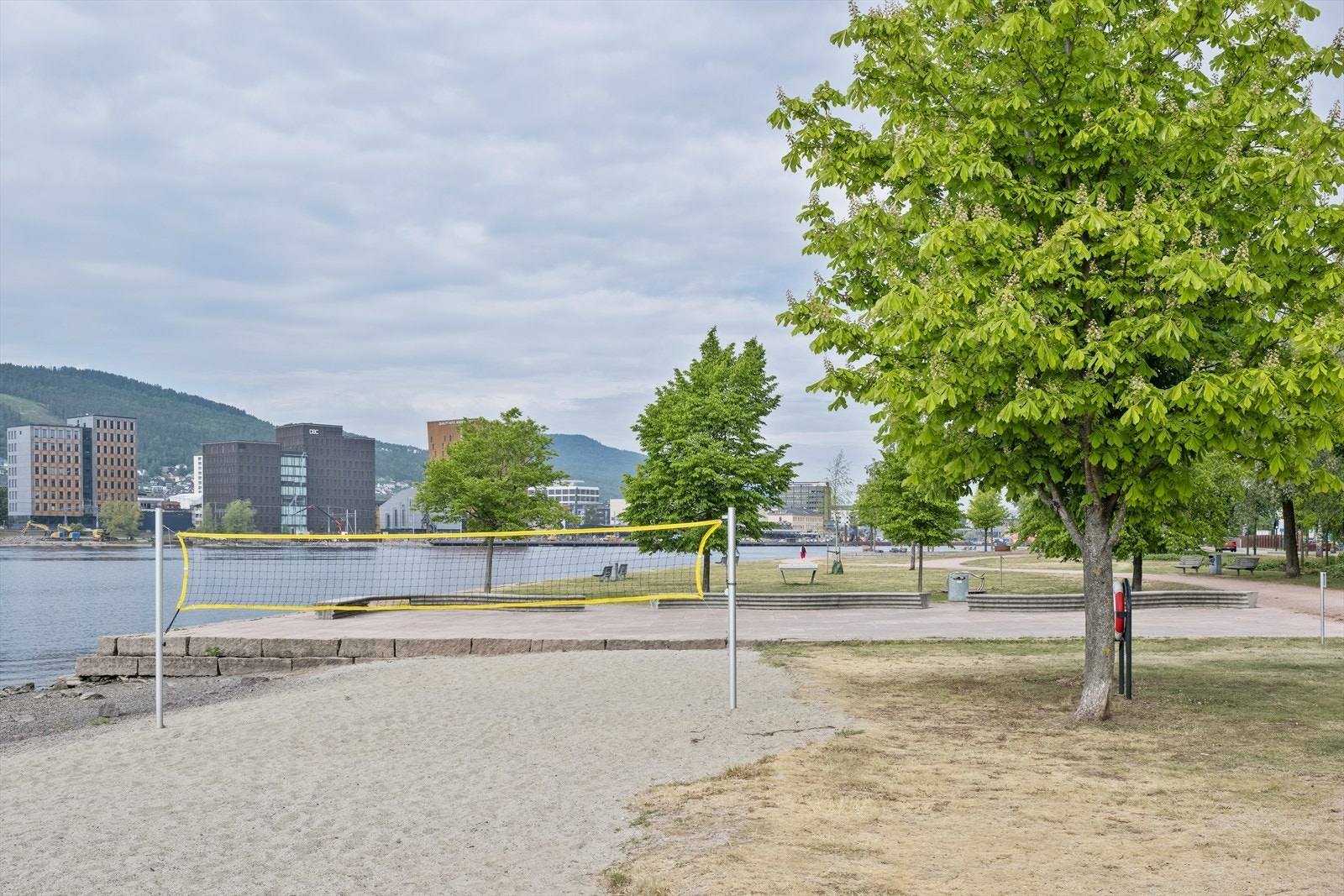 På Bragernes strand finner man bl.a en volleyballbane. Om sommeren yrer det av liv her og på vinteren kan man f.eks nyte badstuene på elva. Galleribilde