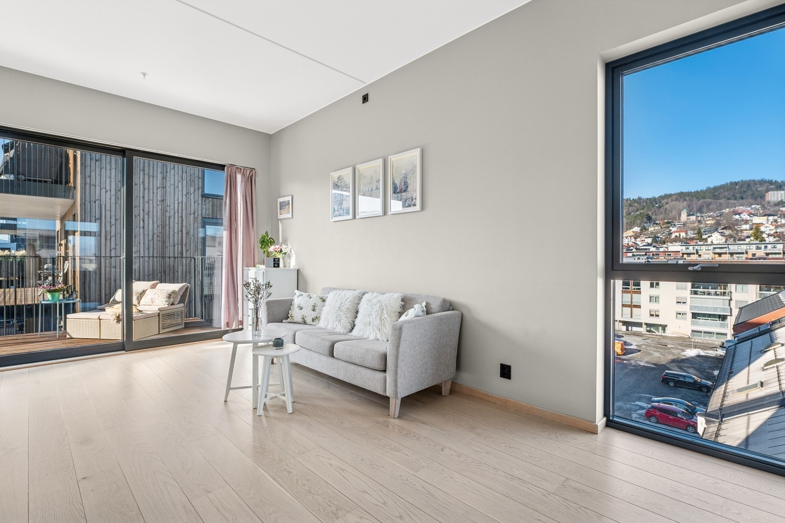 Gode møbleringsalternativ i stuen. Ekstra lys pga. endeleilighet. Galleribilde