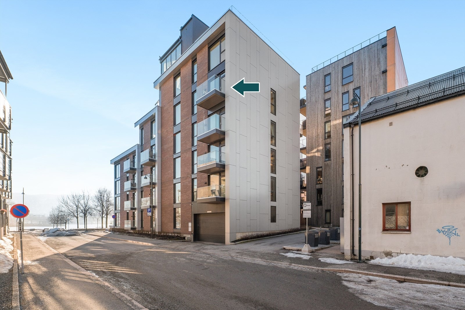 Leiligheten ligger i 5. etg., et steinkast fra elva med fine tur, -og bademuligheter, elvebadstue og volleyballbane Galleribilde