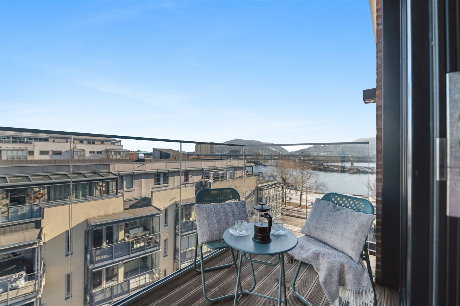 Balkong med morgensol og utsikt mot Drammenselva Galleribilde