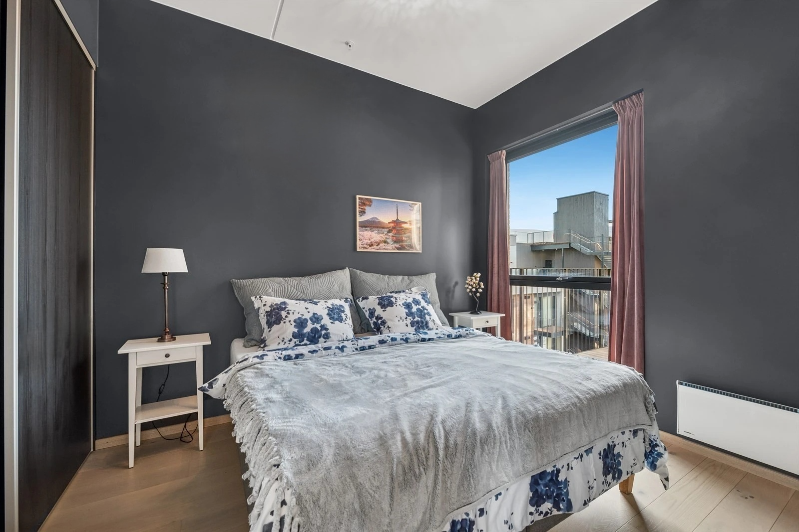 Hovedsoverom med vindu inn mot atriumet Galleribilde