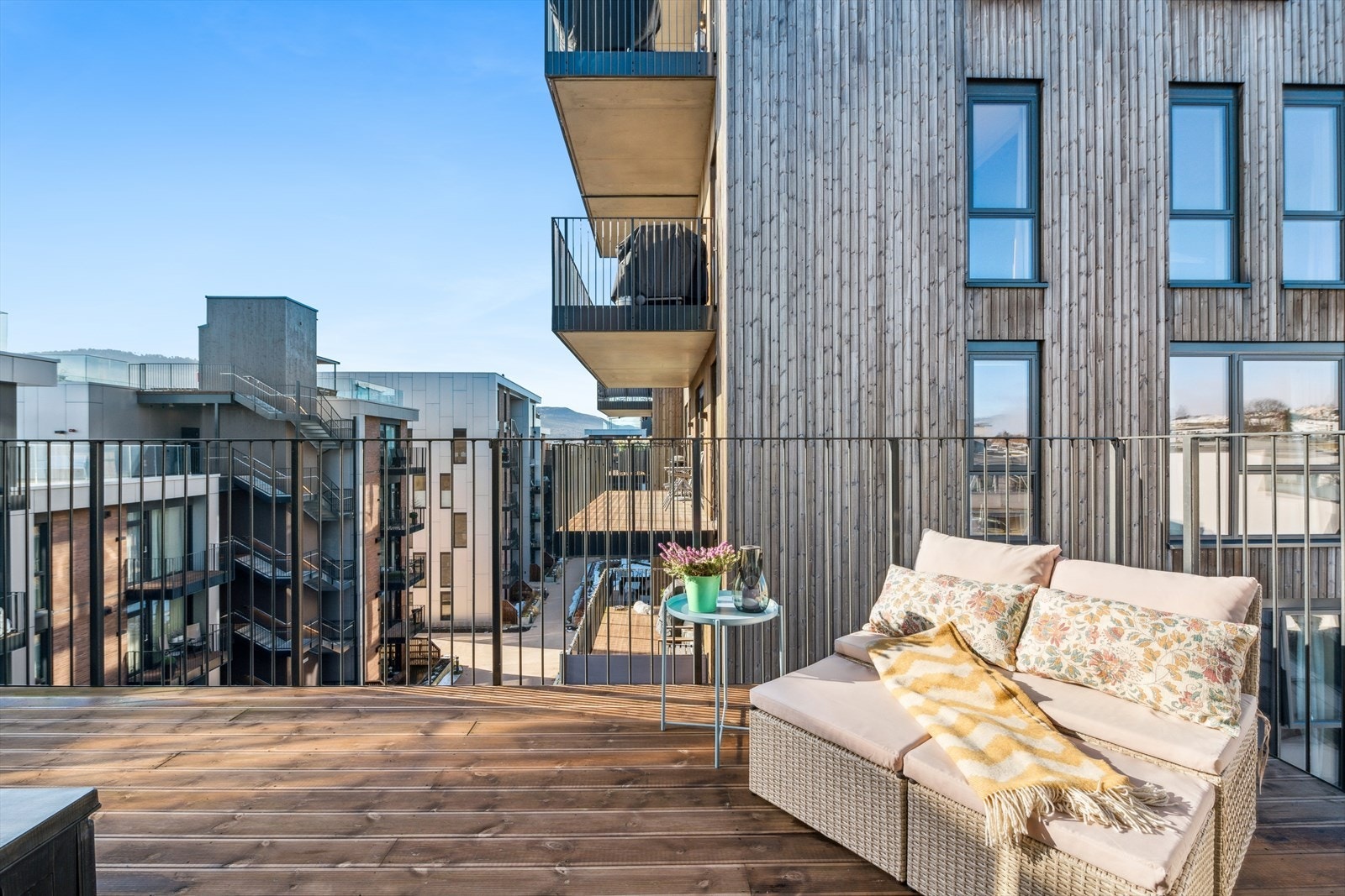 Her kan man nyte ettermiddags -og kveldssol på sommeren Galleribilde