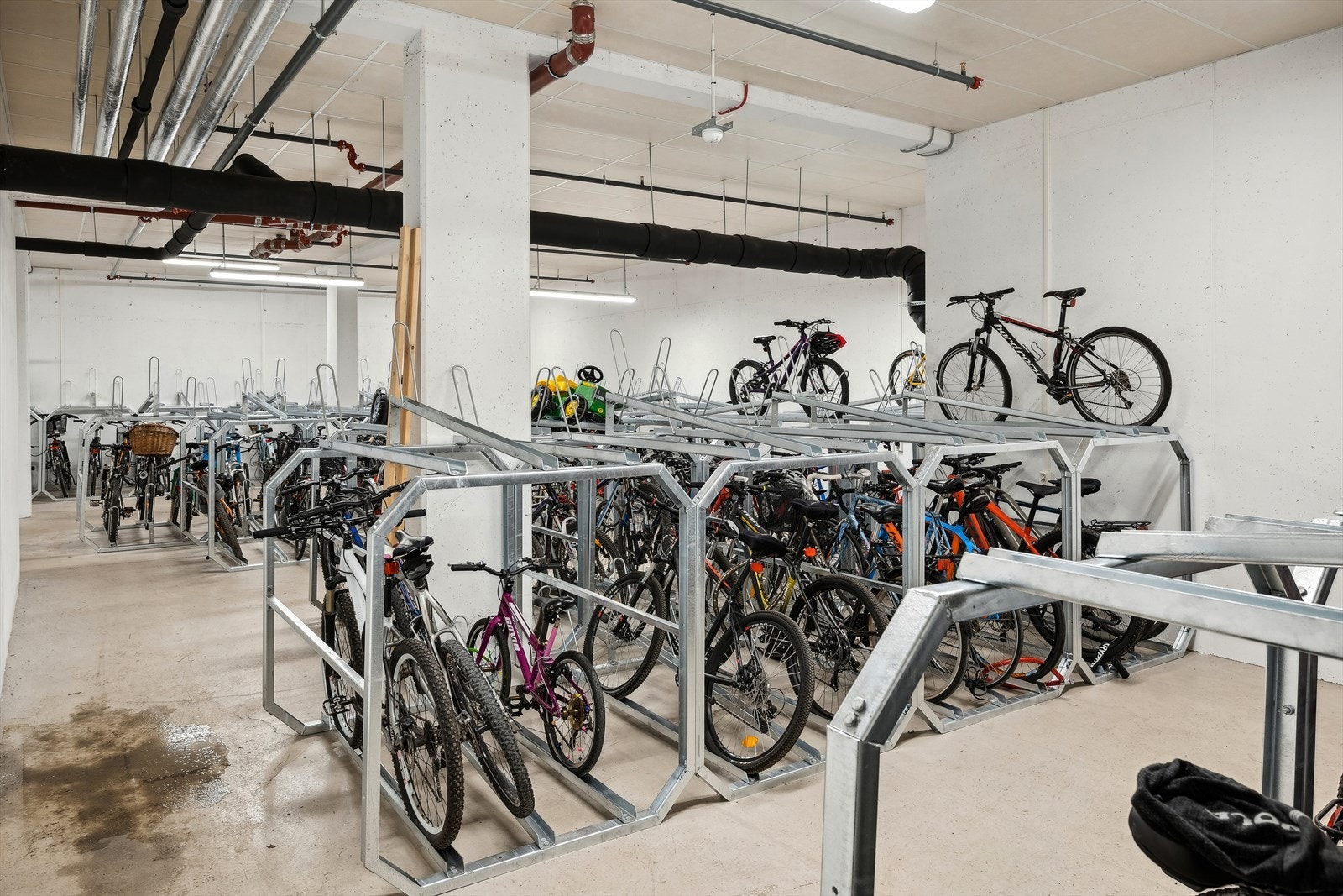 Felles sykkebod i kjeller for sameiet Galleribilde