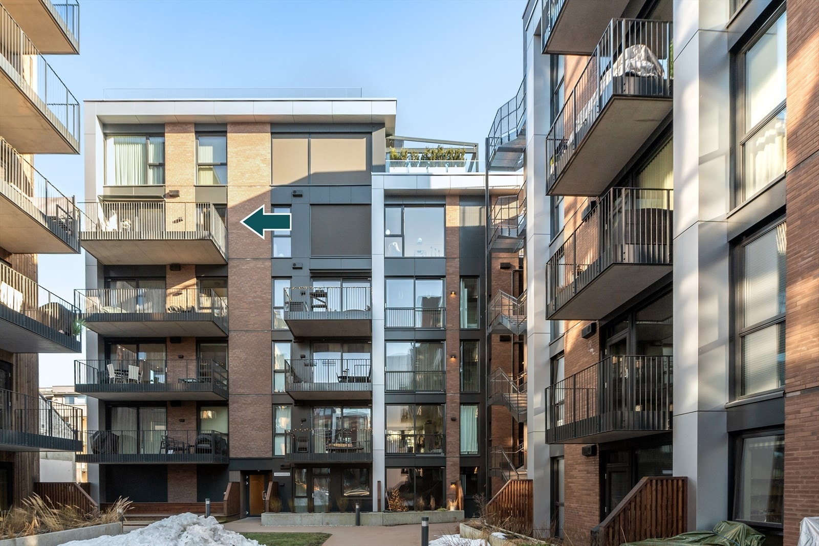 Beliggende i 5. etasje, i bakkant og i enden med "ekstra" vindu i stue Galleribilde