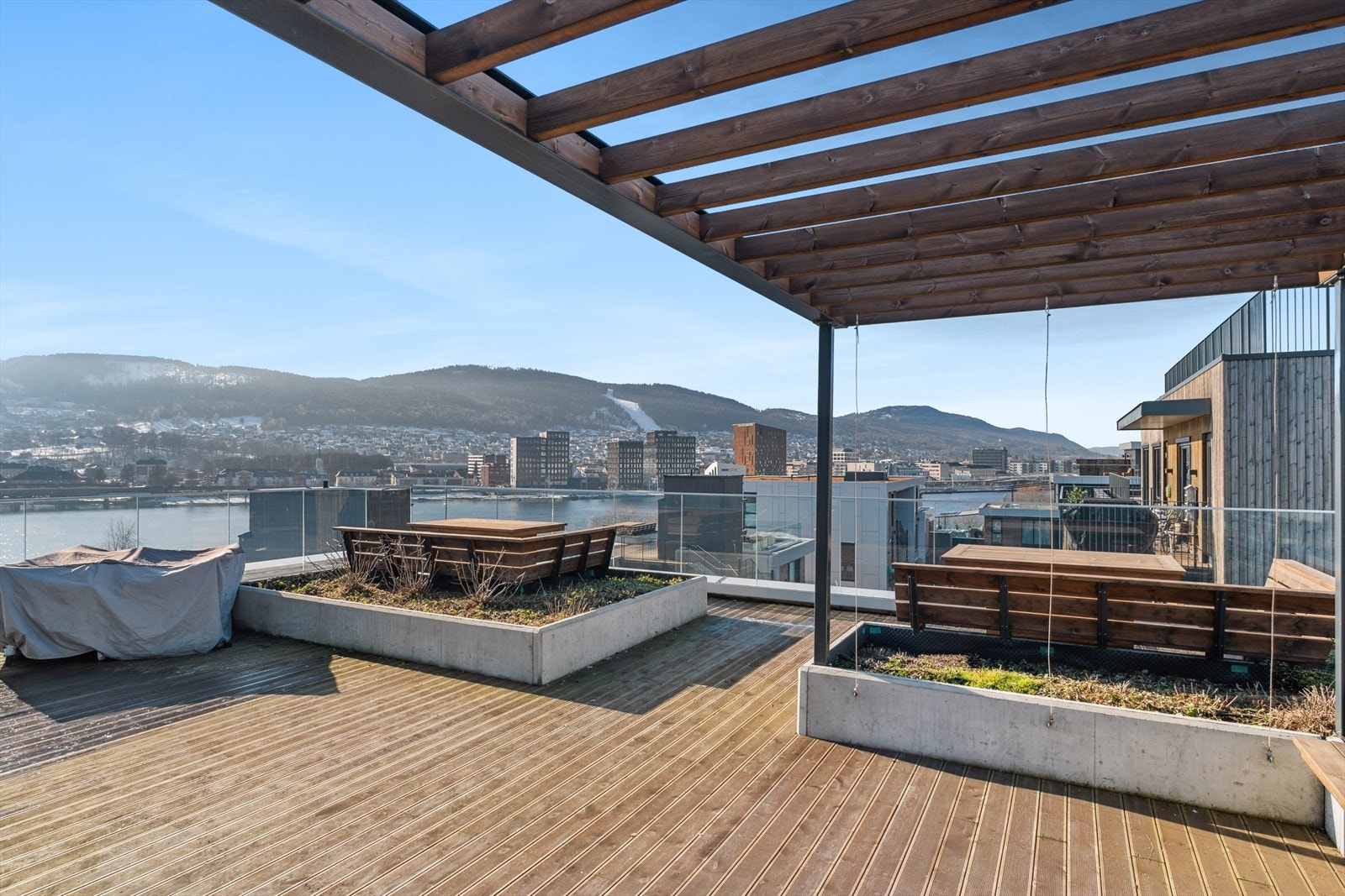 På de felles takterrassene kan man nyte solen hele dagen Galleribilde