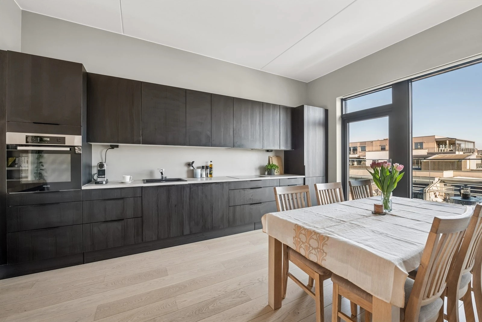 Tidsriktig, klassisk og moderne kjøkken med god skapplass, samt integrerte hvitevarer Galleribilde