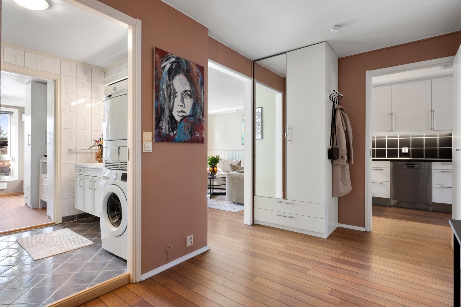 Entrè/Hall med garderobeskap og porttelefon Galleribilde