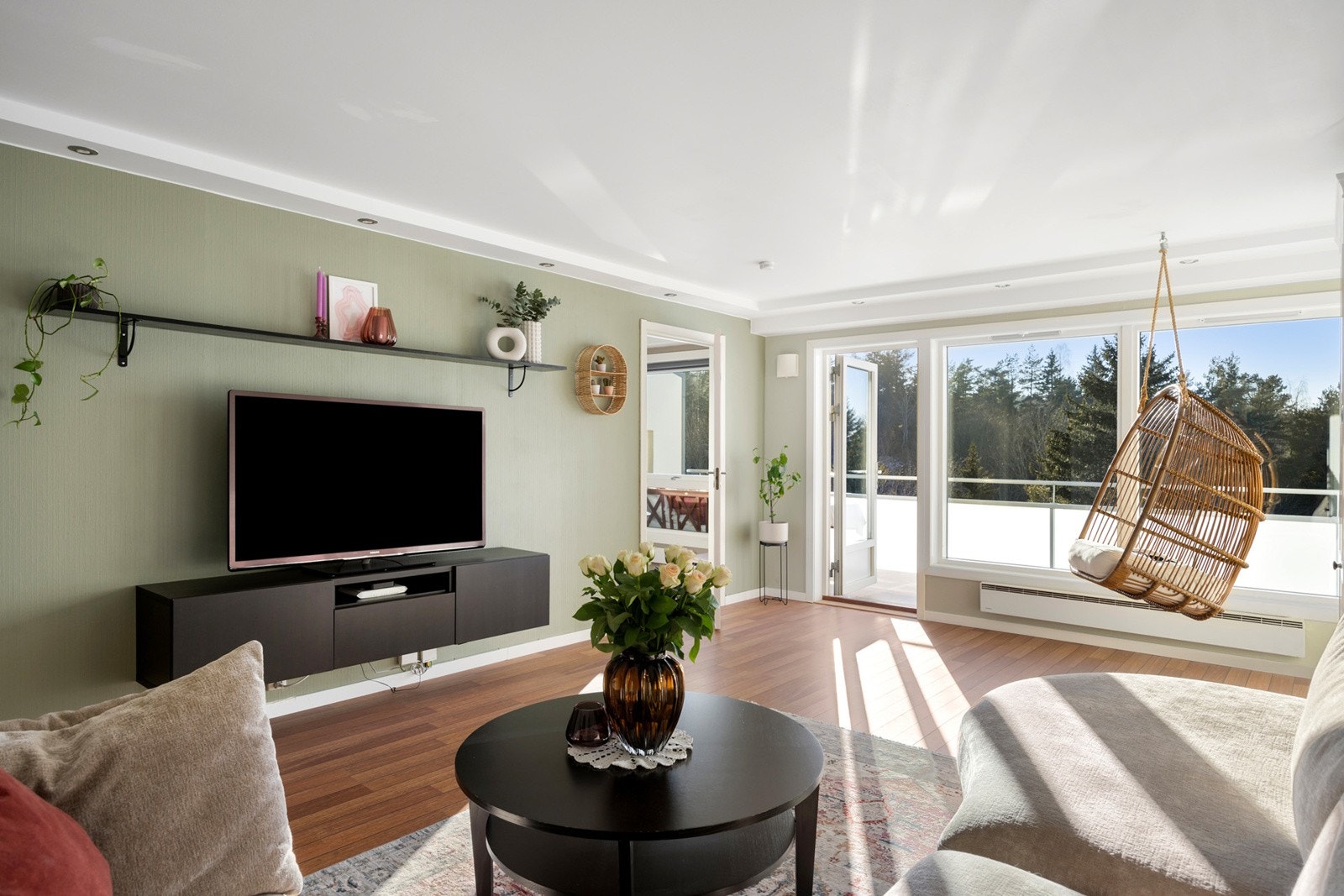 Romslig stue med store vinduflater og godt med lysinnslipp Galleribilde