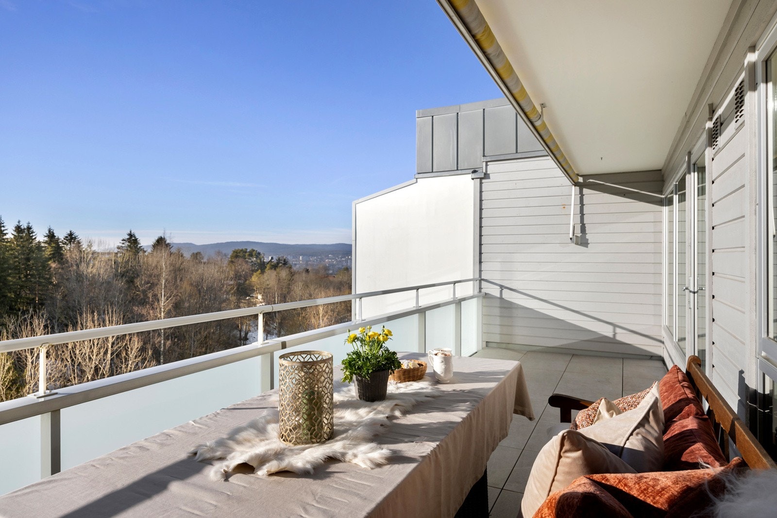 Lys og gjennomgående 3-roms toppleilighet Galleribilde