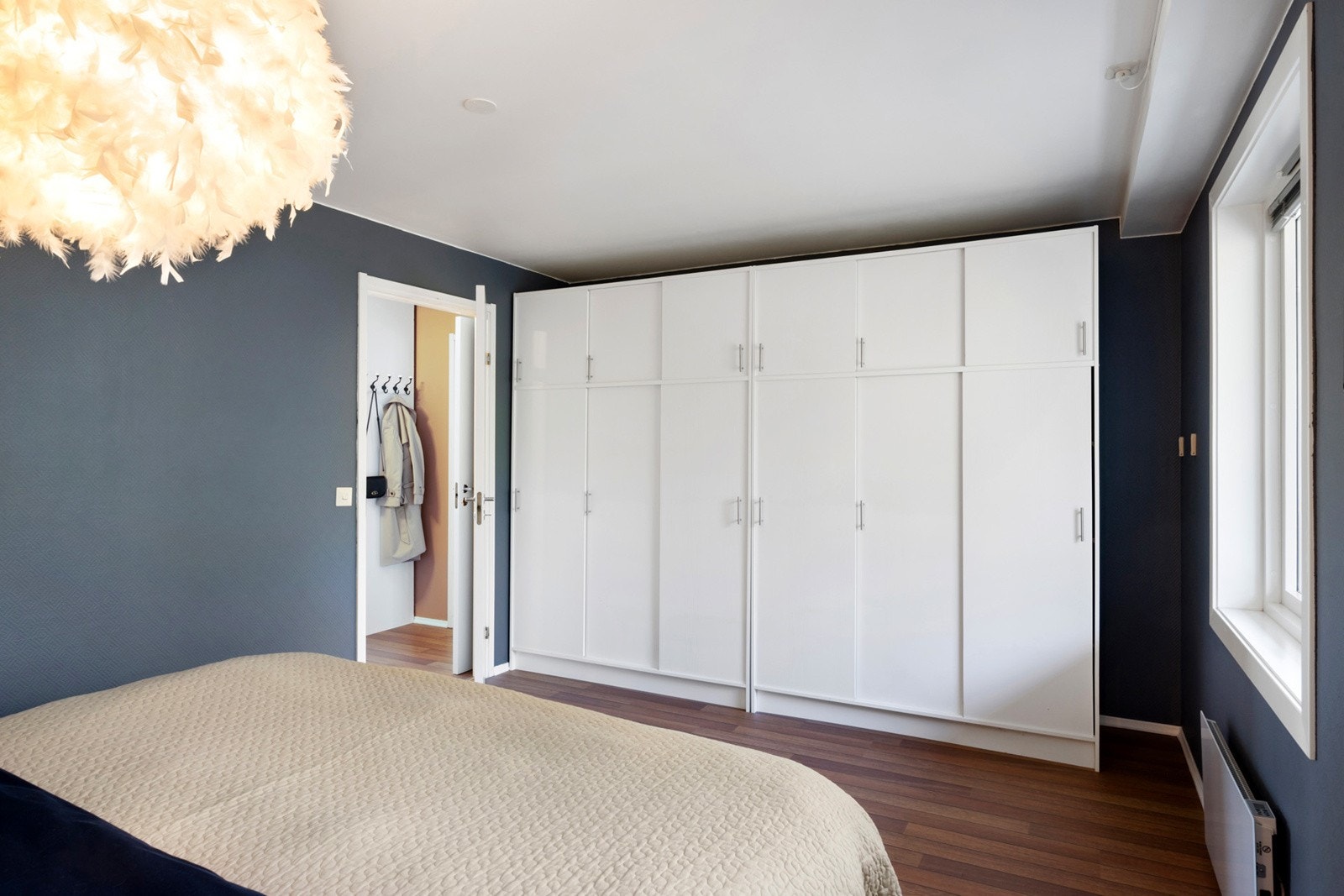 Hovedsoverommet er romslig og med godt med garderobeskap Galleribilde