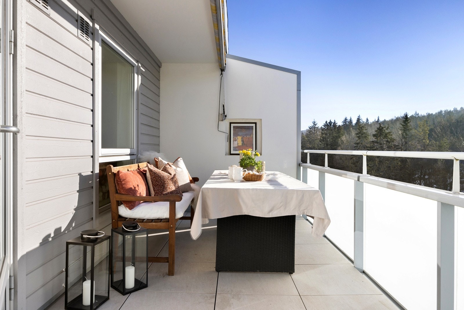 Balkongen har gode solforhold og flott utsikt Galleribilde