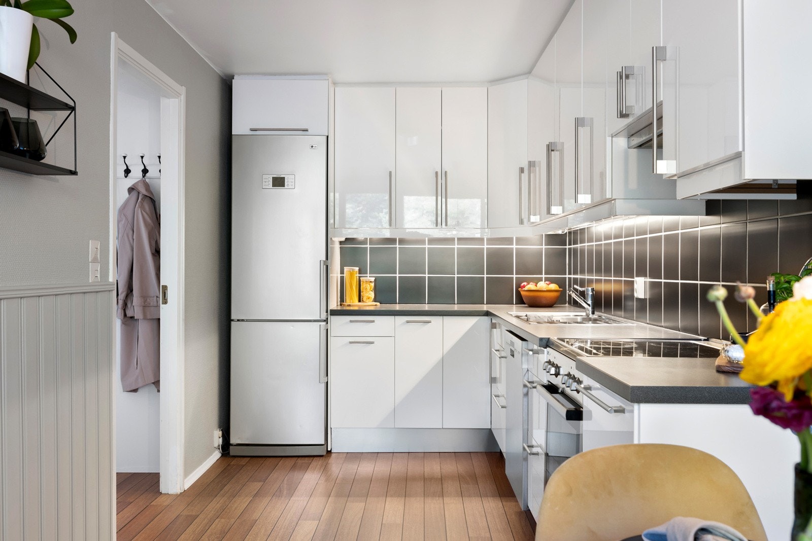 Flott kjøkken med hvite glatte fronter og godt med skapplass Galleribilde