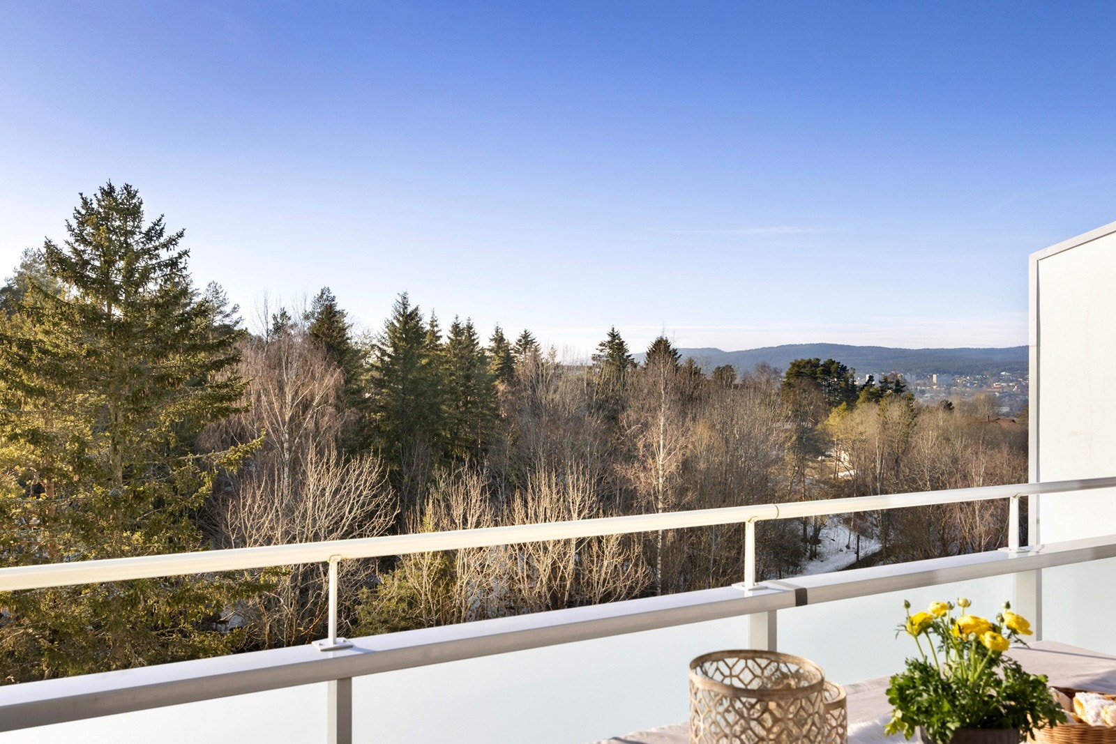 Balkongen har gode solforhold og flott utsikt Galleribilde