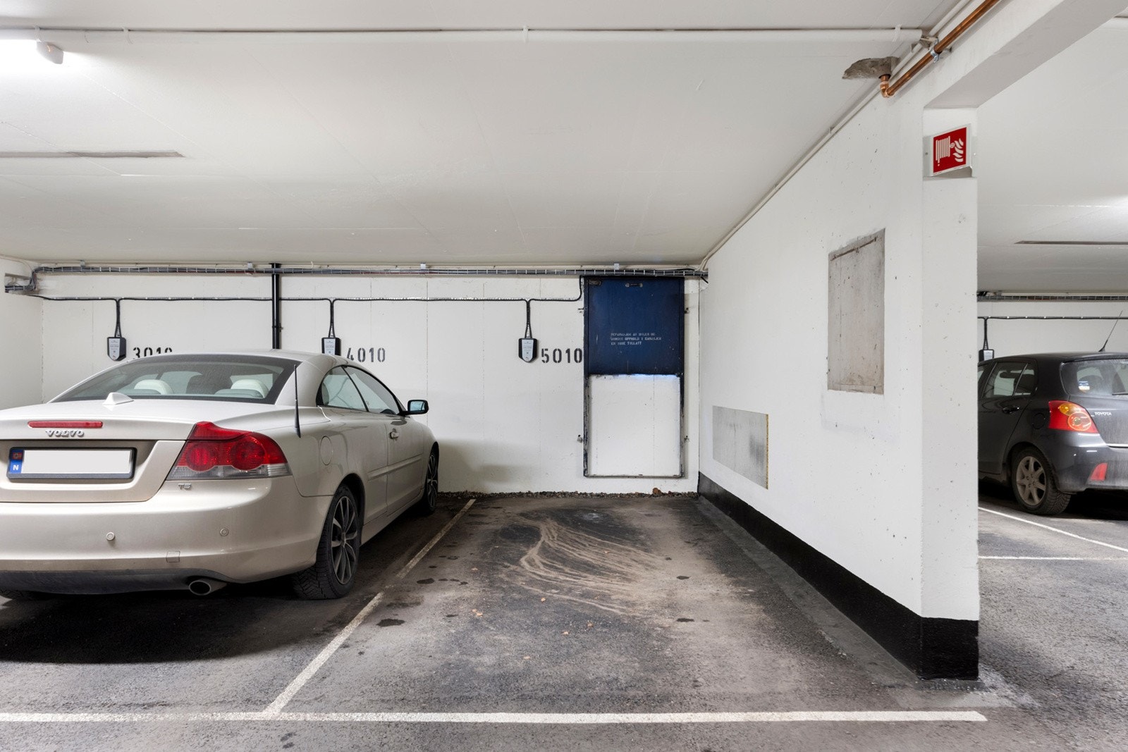 Garasjeplass med lader Galleribilde