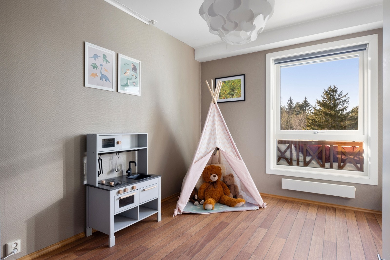 Flott barnerom, gjesterom eller kontor med garderobeskap Galleribilde